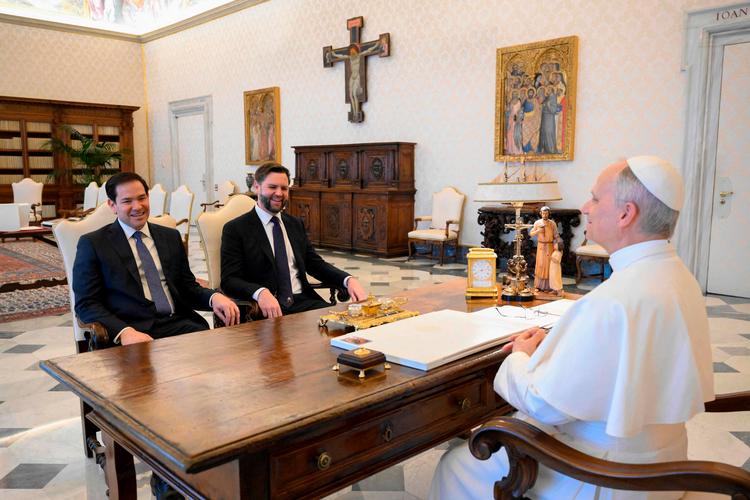 Relationerne til den katolske kirke er vigtige for USA, så Marco Rubio og vicepræsident JD Vance var også til møder i Vatikanet, kort efter at pave Leo XIV var valgt sidste år. Foto: Handout/Ritzau Scanpix