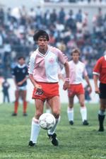 Frank Arnesen var en af profilerne på det danske landshold, der ved VM i 1986 bjergtog fodboldverdenen. Her er danskerne på vej mod en 1-0-sejr i første gruppekamp, før de bankede Uruguay med 6-1 i den næste og trak store overskrifter. Foto: Finn Frandsen