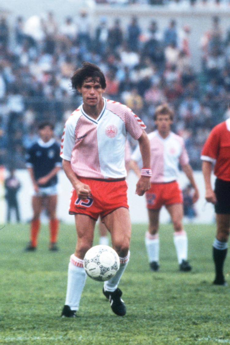 Frank Arnesen var en af profilerne på det danske landshold, der ved VM i 1986 bjergtog fodboldverdenen. Her er danskerne på vej mod en 1-0-sejr i første gruppekamp, før de bankede Uruguay med 6-1 i den næste og trak store overskrifter. Foto: Finn Frandsen