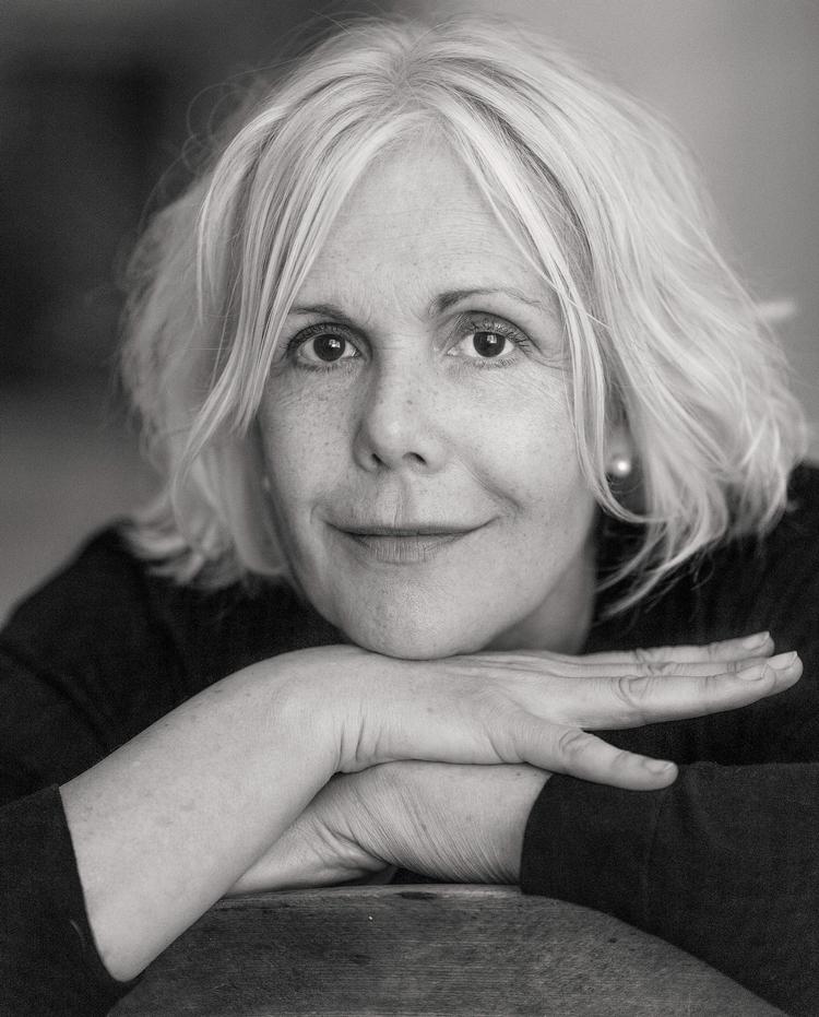 Christina Hesselholdt (f. 1962) er cand.phil. i litteraturvidenskab og desuden uddannet fra Forfatterskolen, hvor hun sidenhen har undervist. Foto: Lars Gundersen