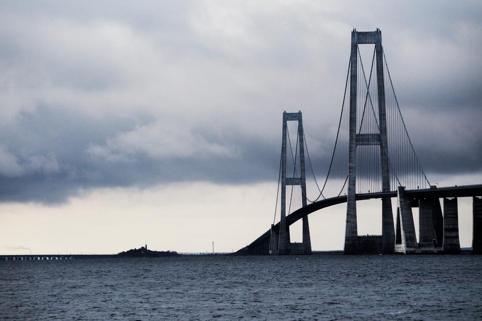 Lastbil i brand lukker Storebæltsbroen i begge retninger