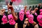 De russiske punkkunstnere Pussy Riot aktionerer foran den russiske pavillon på Venedig Biennalen.  Foto: Marco Bertorello/Ritzau Scanpix