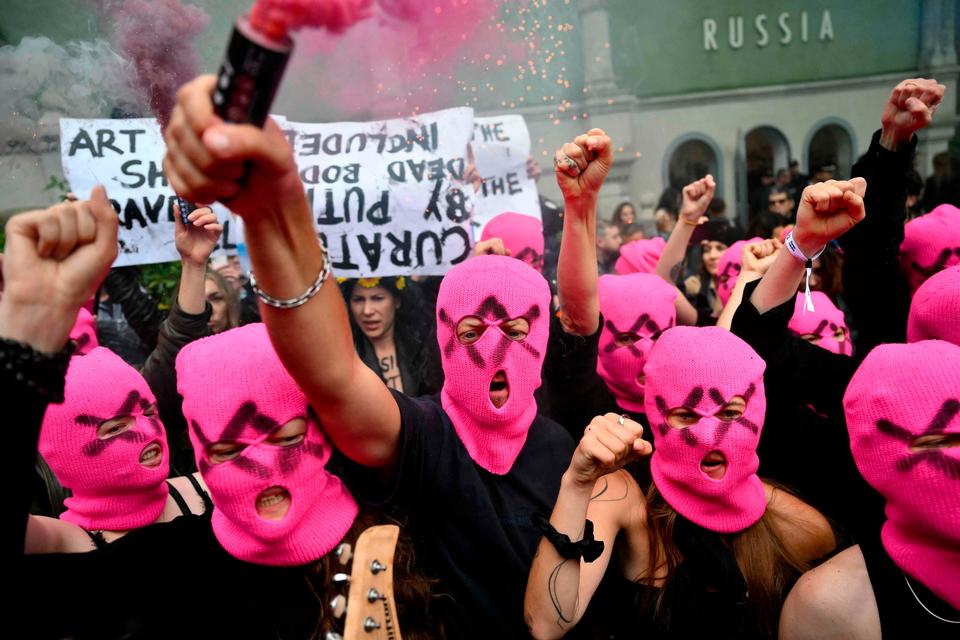 De russiske punkkunstnere Pussy Riot aktionerer foran den russiske pavillon på Venedig Biennalen.  Foto: Marco Bertorello/Ritzau Scanpix