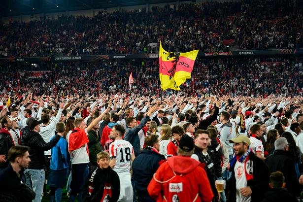 De tyske fans stormede banen, da det stod klart, at freiburg havde spillet sig i finalen i Europa League. Foto: Silas Stein/Ritzau Scanpix