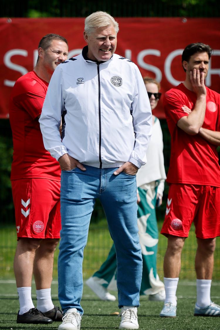 Han kan ikke spille mere. Men Henrik Larsen kan stadig stå på sidelinjen og kaste glans over et sponsorstævne hos DBU. For uanset hvor mange år, der går, er han jo en af dem, der vandt EM i 1992. Foto: Jens Dresling