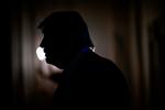 Donald Trump ser sig selv som historiens største leder, kræver triumfbuer og evig taknemmelighed. Men denne blev der rejst en skamstøtte af den frie presse, der vedholdende afslører, hvordan han misbruger magten til egen vinding. Foto: Kent Nishimura/Ritzau Scanpix