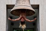 Der var op til tre timers kø til den østrigske performancekunstner Florentina Holzingers pavillon på Venedig-biennalen i åbningsdagene. Hype? Ja, men også bare god kunst.  Med hovedet hængende nedad svinger hun sig så fra side til side, indtil klokken ringer. For Gud og verdens undergang.  Foto: Marco Bertorello/Ritzau Scanpix