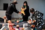 Der er queer faderskabstema i den både morsomme og alvorsfulde japanske pavillon med kunstneren Ei Arakawa-Nashs 200 babydukker. Man må gerne bære rundt på dem.  Foto: Marco Bertorello/Ritzau Scanpix