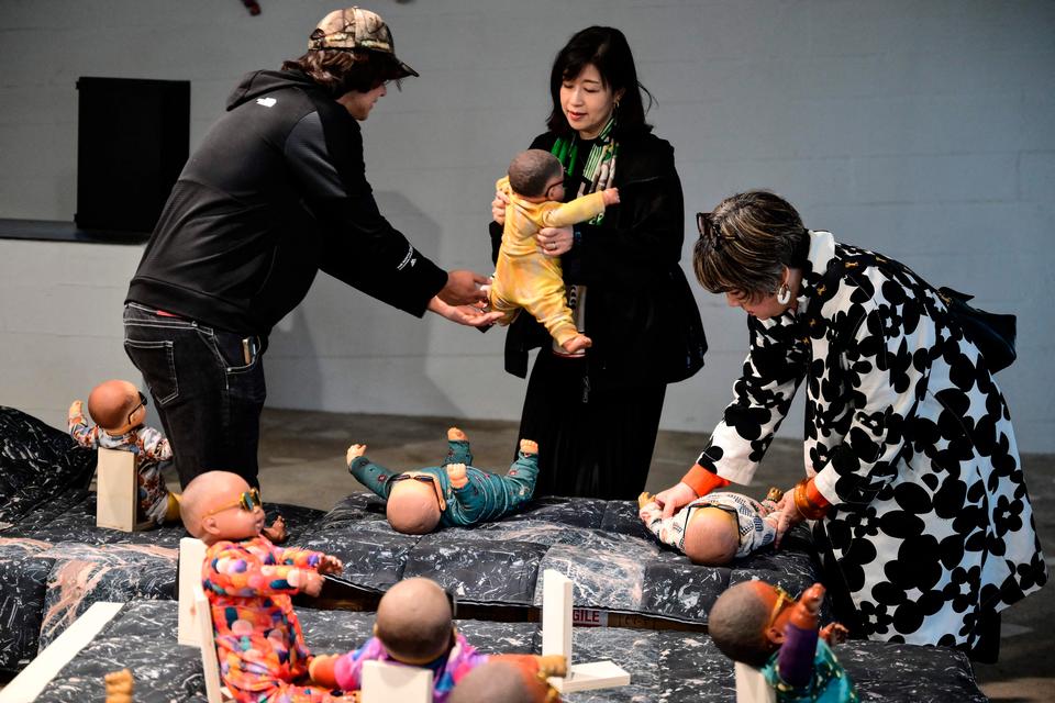 Der er queer faderskabstema i den både morsomme og alvorsfulde japanske pavillon med kunstneren Ei Arakawa-Nashs 200 babydukker. Man må gerne bære rundt på dem.  Foto: Marco Bertorello/Ritzau Scanpix