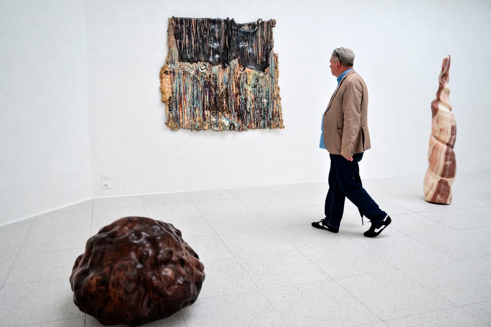  Den autodidakte skulptør Alma Allen har taget 25 mere eller mindre abstrakte skulpturer med til den amerikanske pavillon til biennalen i Venedig. De ligner noget, der kunne stå i lobbyen på et dyrt hotel.  Foto: Marco Bertorello/Ritzau Scanpix