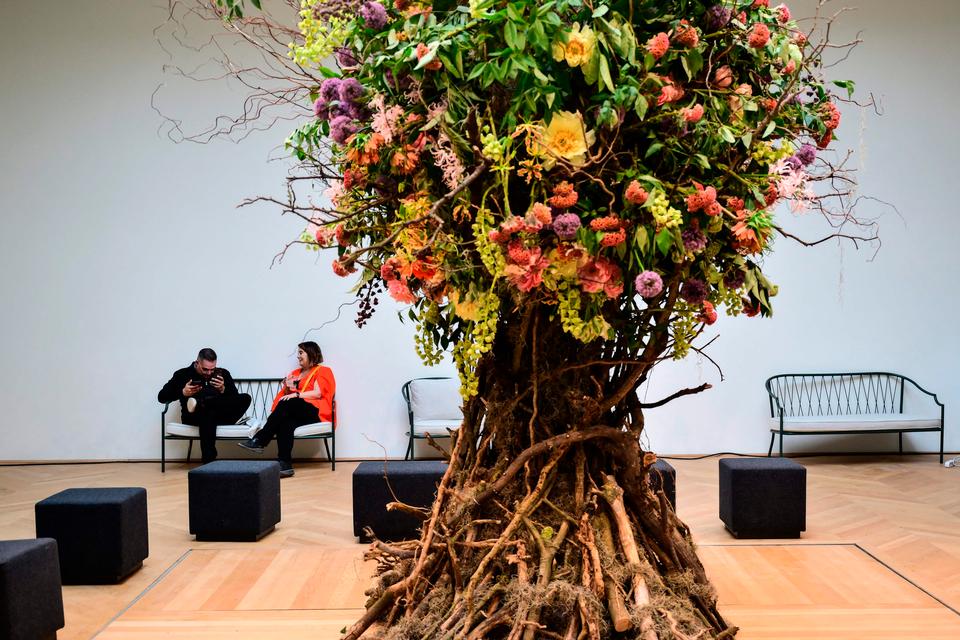 Den russiske pavillon lokkede med vodka og folkesang under Venedig-biennalens presse- og VIP-åbningsdage. I resten af udstillingens periode holdes pavillonen lukket, men vil vise dokumentation af koncerterne på facaden.  Foto: Marco Bertorello/Ritzau Scanpix