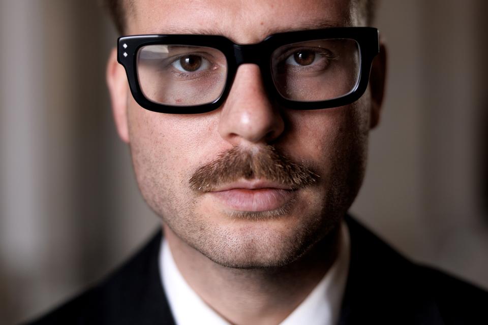 »Den, der former ungdommen, former fremtiden«. Mitchel Oliver er med til at give højrefløjen sin nye stemme – og sit nye udtryk. Foto: Jacob Ehrbahn