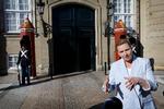 Mette Frederiksen reagerede på Lars Løkke Rasmussens kursskifte ved at tage til Amalienborg. Her bad hun kongen om at indkalde til en ny kongerunde, fortalte hun kort bagefter til pressen.  Foto: Jens Dresling