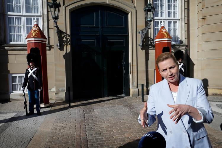 Mette Frederiksen reagerede på Lars Løkke Rasmussens kursskifte ved at tage til Amalienborg. Her bad hun kongen om at indkalde til en ny kongerunde, fortalte hun kort bagefter til pressen.  Foto: Jens Dresling