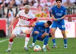 Stuttgarts bosniske angriber Ermedin Demirovic og Bayer Leverkusens argentinske midtbanespiller Exequiel Palacios (i midten) kæmper om bolden. Foto: Thomas Kienzle/Ritzau Scanpix