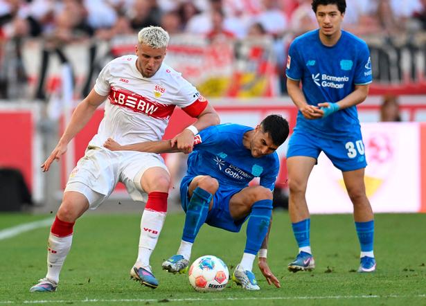 Stuttgarts bosniske angriber Ermedin Demirovic og Bayer Leverkusens argentinske midtbanespiller Exequiel Palacios (i midten) kæmper om bolden. Foto: Thomas Kienzle/Ritzau Scanpix