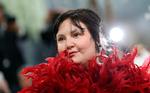 4. maj i år deltog Lena Dunham i den glamourøse velgørenhedsbegivenhed Met Gala. I den anledning blev hun interviewet af Vogue og fortalte om, hvordan det er for hende at leve med den kroniske sygdom Ehlers-Danlos, der får hendes overbevægelige led til at skride og giver hende kroniske smerter og træthed.  Foto: Angela Weiss/Ritzau Scanpix
