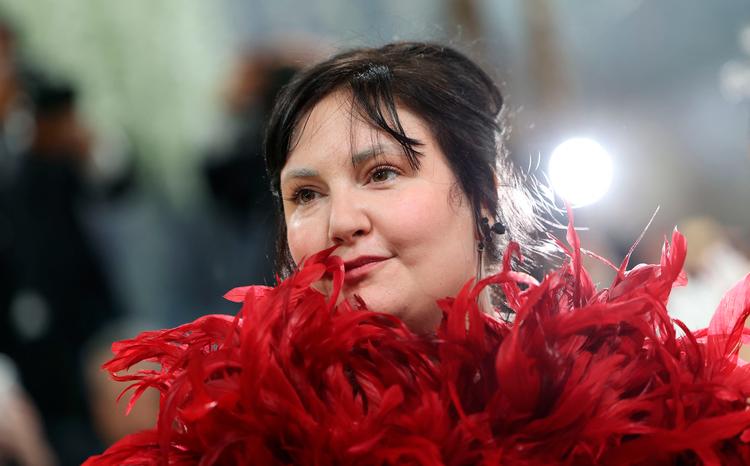 4. maj i år deltog Lena Dunham i den glamourøse velgørenhedsbegivenhed Met Gala. I den anledning blev hun interviewet af Vogue og fortalte om, hvordan det er for hende at leve med den kroniske sygdom Ehlers-Danlos, der får hendes overbevægelige led til at skride og giver hende kroniske smerter og træthed.  Foto: Angela Weiss/Ritzau Scanpix