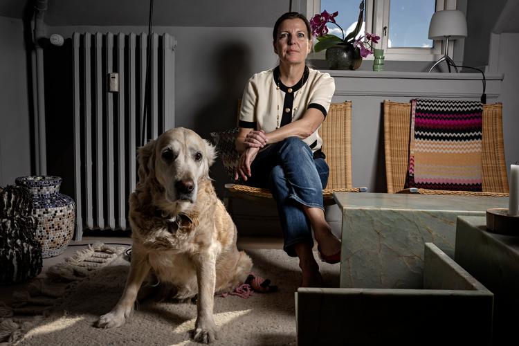 Tid, sted og sammenhæng har betydning, når man får alvorligt nyt. Tine Jasper sad på sit arbejde uden mulighed for at stille spørgsmål til en læge, da en sundhedsapp viste, at hun havde kræft.  Her er hun i sit hjem med hunden Saga.   Foto: Martin Lehmann