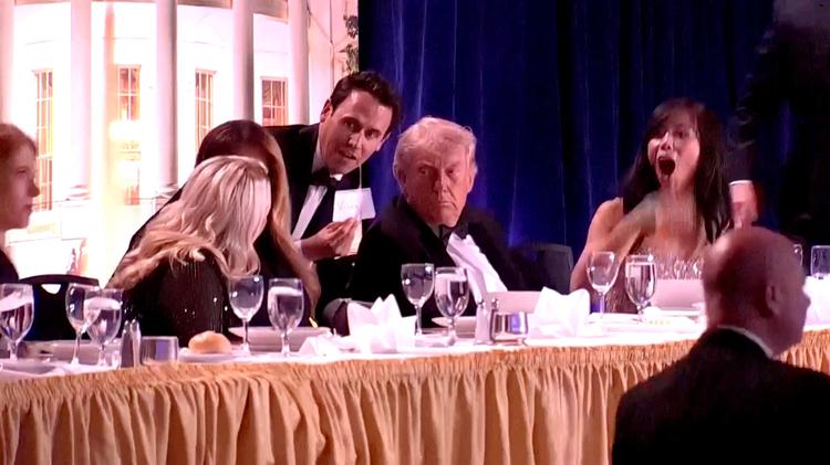 En høj lyd under den årlige korrespondentmiddag 25. april fik CBS's seniorkorrespondent Weijia Jiang til at reagere. Hun havde Donald Trump til bords. En mand er tiltalt for attentatforsøg mod Trump, men erklærer sig ikke skyldig. Foto: Reuters Tv/Ritzau Scanpix
