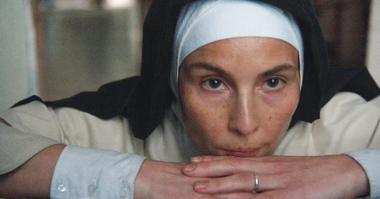 Noomi Rapace leverer en virtuos præstation som Moder Teresa, der i 'Mother' tæller ned, til hun kan drage ud på sin solomission i Calcuttas slum.  Foto: Scanbox