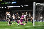 Leeds United's Sean Longstaff i aktion mod Tottenham Hotspur's Antonin Kinsky mandag aften. Kampen endte uafgjort. Foto: Dylan Martinez/Ritzau Scanpix