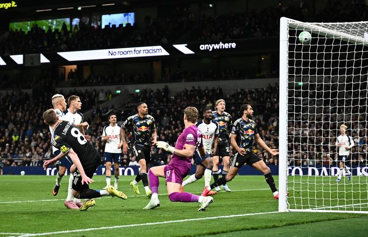 Leeds United's Sean Longstaff i aktion mod Tottenham Hotspur's Antonin Kinsky mandag aften. Kampen endte uafgjort. Foto: Dylan Martinez/Ritzau Scanpix