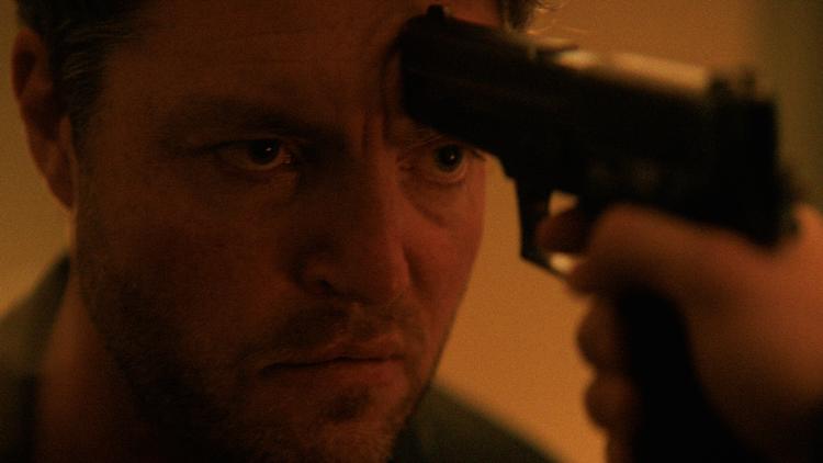 Tom Burke spiller tolderen Guy, der kommer ud for lidt i hvert, da han kommer i marken som narkoefterforsker. Foto: Netflix