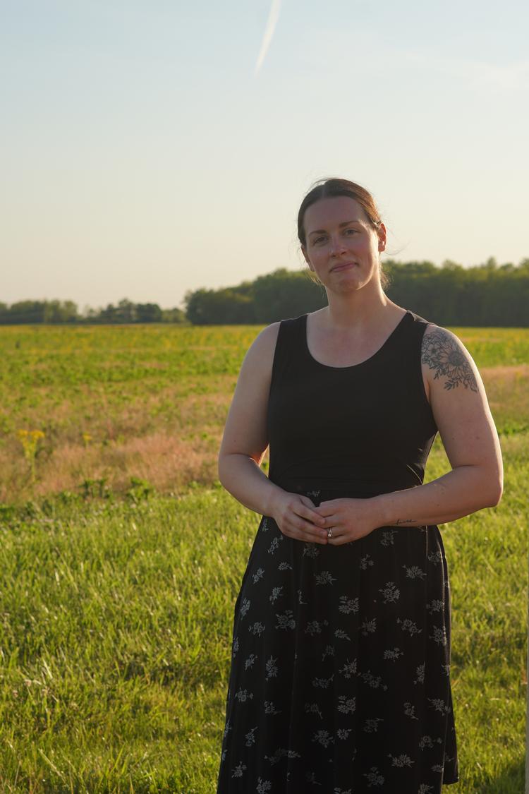 28-årige Jessica Sharp har sammen med sine naboer sagsøgt byen Wilmington. De mener, at lokale myndigheder holdt beboerne i mørke om planerne for det enorme datacenter, som Amazon vil bygge få meter fra hendes baghave. Foto: Anders Tornsø Jørgensen