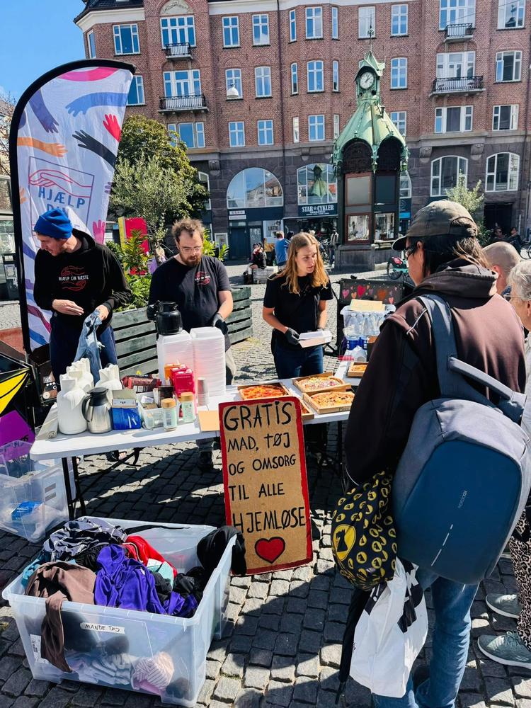 Hjælp Din Næste har siden marts 2020 delt mad og tøj ud til byens hjemløse. Foto: Hjælp Din Næste