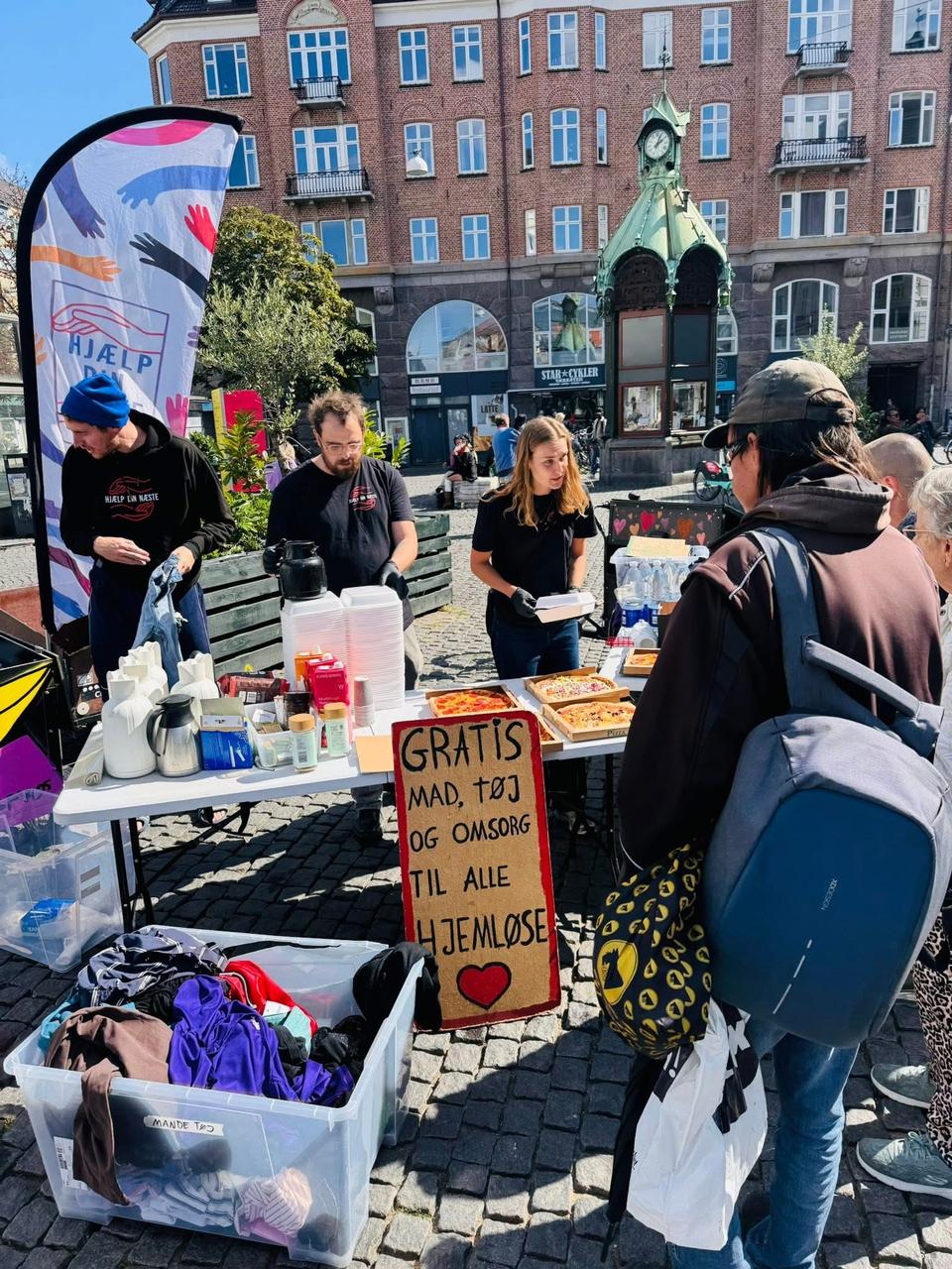 Han så Københavns hjemløse gå rundt og fiske brugt mundbind op fra skraldespande. Så fik han en idé