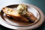 To kugler af godt krydret labneh serveret med grillet baguette var lige så godt, som det var simpelt.  Foto: Thomas Borberg