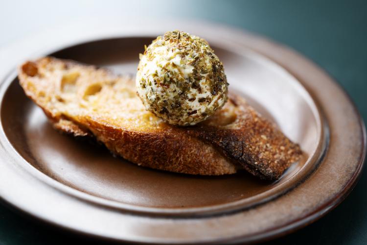 To kugler af godt krydret labneh serveret med grillet baguette var lige så godt, som det var simpelt.  Foto: Thomas Borberg
