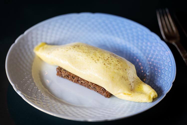 Omegns omelet. Så enkel. Og så god, at man kan tale om den i overraskende lang tid bagefter.  Foto: Thomas Borberg