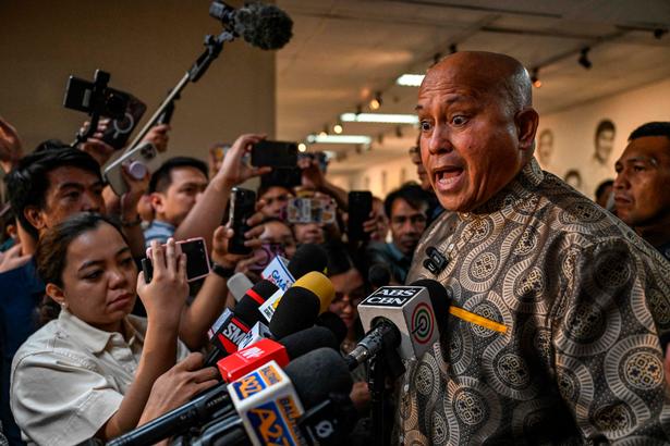 Senator Ronald Dela Rosa taler med journalister i Senatet, efter at han for tredje dag nægter at lade sig anholde, så han kan blive overdraget til Den Internationale Straffedomstol, hvor han er anklaget for forbrydelser mod menneskeheden for sin rolle i dødspatruljerne under ekspræsident Rodrigo Duterte. Foto: Jam Sta Rosa/Ritzau Scanpix