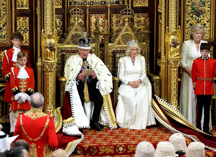 Kong Charles stod onsdag med den akavede tjans at fremlægge regeringens program i forbindelse med King’s Speech – hovedbegivenheden ved det britiske parlaments åbning – vel vidende at landets politiske krise allerede havde overskygget den storslåede ceremoni.  Foto: Chris Jackson/Ritzau Scanpix