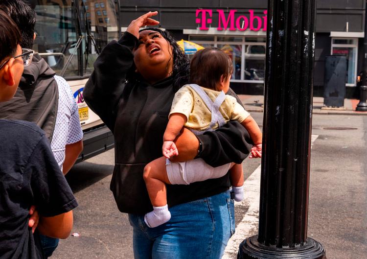 Kø foran madudleveringssted i Newark, New Jersey. Omkring hver fjerde af indbyggerne i lever i øjeblikket i fattigdom.  Foto: Spencer Platt/Ritzau Scanpix