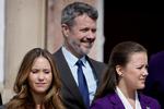 Kong Frederik og prinsesse Isabella (th) har lørdag eftermiddag besøgt dronning Margrethe på Rigshospitalet. Foto: Jens Dresling