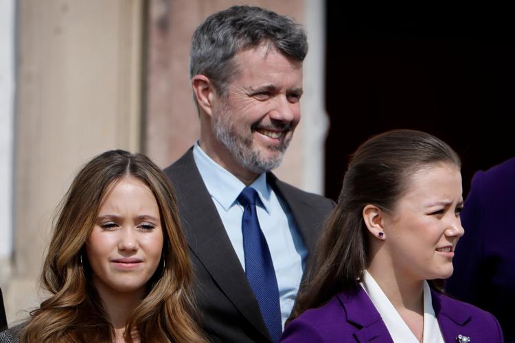 Kong Frederik og prinsesse Isabella (th) har lørdag eftermiddag besøgt dronning Margrethe på Rigshospitalet. Foto: Jens Dresling