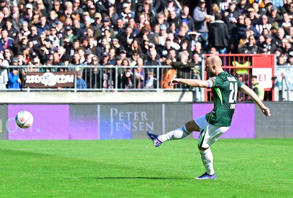 Wolfsburg klarer første hurdle i overlevelsesjagt trods brændt straffespark af Christian Eriksen