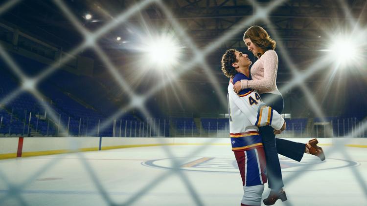 Serien 'Off Campus' jonglerer med ungdomsromancens mest slidstærke klicheer: falske forhold, traumer, rivalisering og hårde ishockeyspillere med overraskende bløde følelsesliv. Ella Bright (th.) spiller rollen som Hannah, og Belmont Cameli er hendes romantiske coach, Garrett Graham.  Foto: Liane Hentscher/Prime