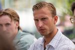 Hvis øjne kunne ... Også i denne uge handlede det om ret så våde kys. Godt, synes vi seere, efter et par knastørre sæsoner. Knap så godt, synes Adam.   Foto: Lotta Lemche/TV 2