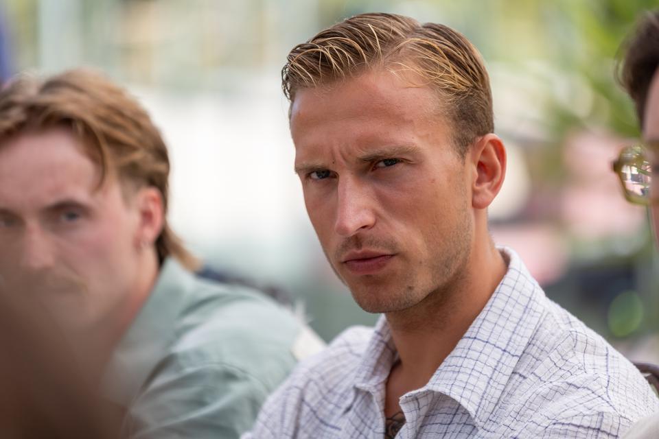 Hvis øjne kunne ... Også i denne uge handlede det om ret så våde kys. Godt, synes vi seere, efter et par knastørre sæsoner. Knap så godt, synes Adam.   Foto: Lotta Lemche/TV 2