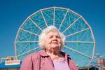 96-årige June Squibb er sød og ramsaltet som den gamle kvinde, der bliver fanget i sit eget spind.  Foto: SF Studios
