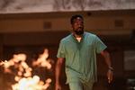 Det er en klassiker at spadsere roligt bort fra en eksplosion, og det gør Yahya Abdul-Mateen med stor udstråling. Foto: Netflix