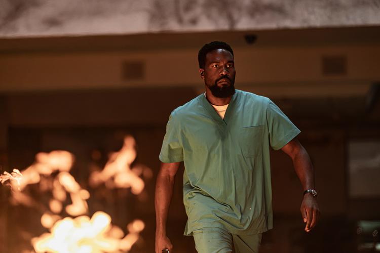 Det er en klassiker at spadsere roligt bort fra en eksplosion, og det gør Yahya Abdul-Mateen med stor udstråling. Foto: Netflix
