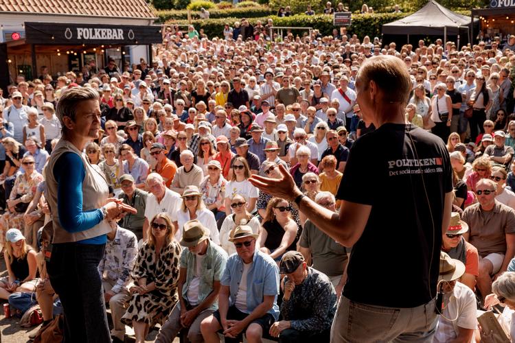 Folkemøde på Bornholm 2025. Politikens chefredaktør Christian Jensen og Magrethe Vestager, bestyrelsesleder for DTU, på Politikens scene i Rosengården. Foto: Jacob Ehrbahn