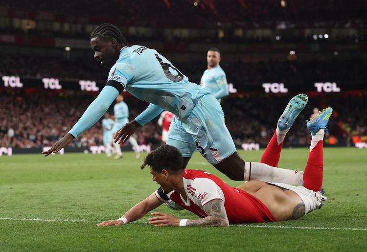 Burnleys Axel Tuanzebe i aktion mod Arsenals Piero Hincapie ved mandagens opgør. Foto: Hannah Mckay/Ritzau Scanpix