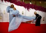 Da'Vine Joy Randolph strålede i sit Louis Vuitton-skrud, da hun i 2024 modtog en Oscar.  Udover at være skuespiller er hun også sanger. Filmen 'Dolemite Is My Name' er blandt dem, hvor man kan høre, hvor godt hun synger.  Foto: Sarah Meyssonnier/Ritzau Scanpix