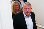 Lars Løkke Ramussen kommer ud til journalisterne efter gruppemødet hos Moderaterne for at vende tommelfingeren nedad til Troels Lunds foreslåede VLAK-regering. Foto: Sebastian Elias Uth/Ritzau Scanpix
